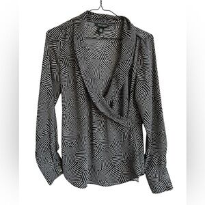 White House Black Market Black White Patterned Draped Neck Work Blouse Size 2